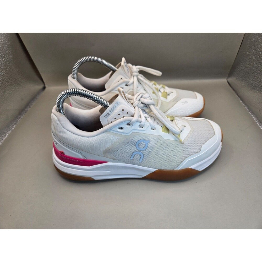 On The Roger Advantage Pro Tennis Shoes Women's 7 Ivory Pink Gum Court Sneakers